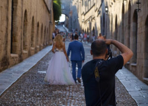 fotografia di matrimonio di sposi in una strada cittadina